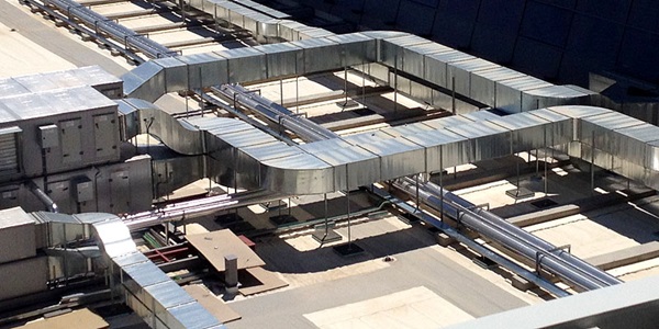 Instalador de baja tensión trabajando