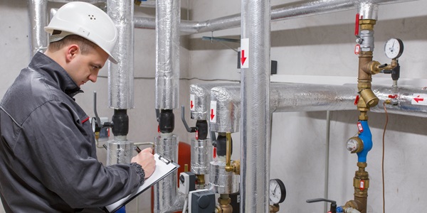 Técnico haciendo una revisión