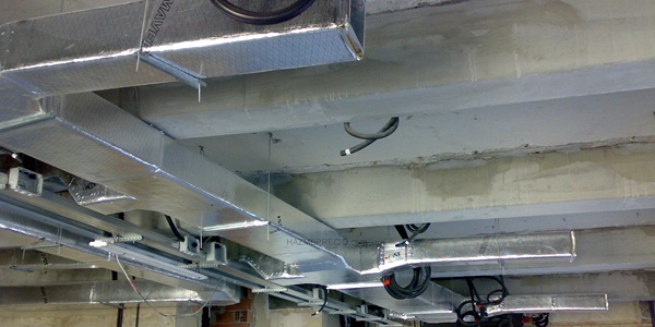 Técnico trabajando en instalación de alta tensión