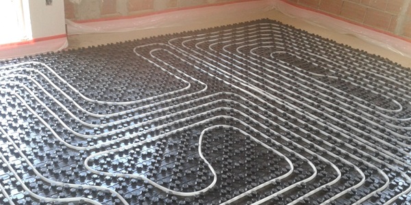 Instalador colocando placa solar